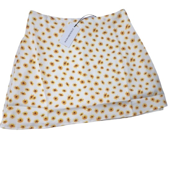 Revolve WEWOREWHAT Mini Slip Skirt Ditsy Daisies ZR5 Ivory Multi Size M - Picture 1 of 6